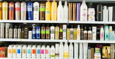 prateleiras repletas de produtos representando o aumento de vendas de cosméticos