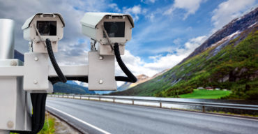duas câmeras na estrada explica a importância dos radares de velocidade nas rodovias