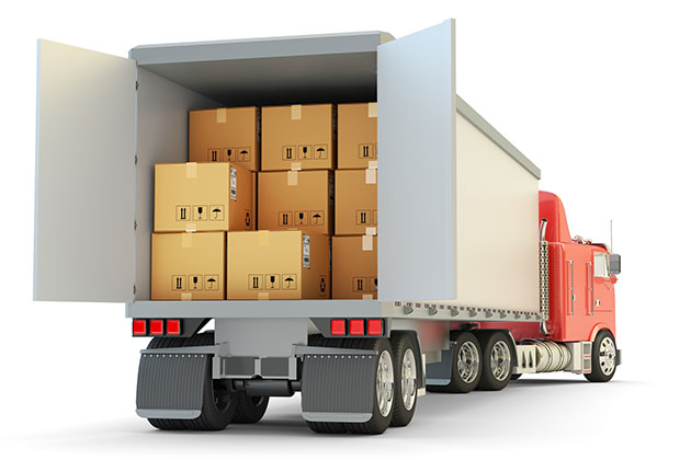 Um caminhão sobrecarregado de encomenda representa os riscos no transporte de cargas