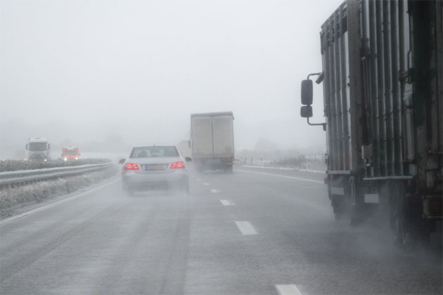 Vemos um caminhão em dia nublado. Saiba como dirigir na chuva!