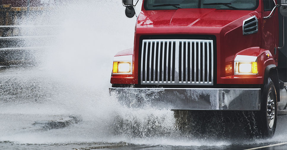 Dirigir na chuva: 5 cuidados a tomar com seu caminhão