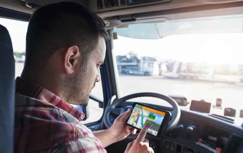Vemos o uso de aplicativos para caminhões, um dos Precisa de frete? Conheça os tipos de transportadoras!.