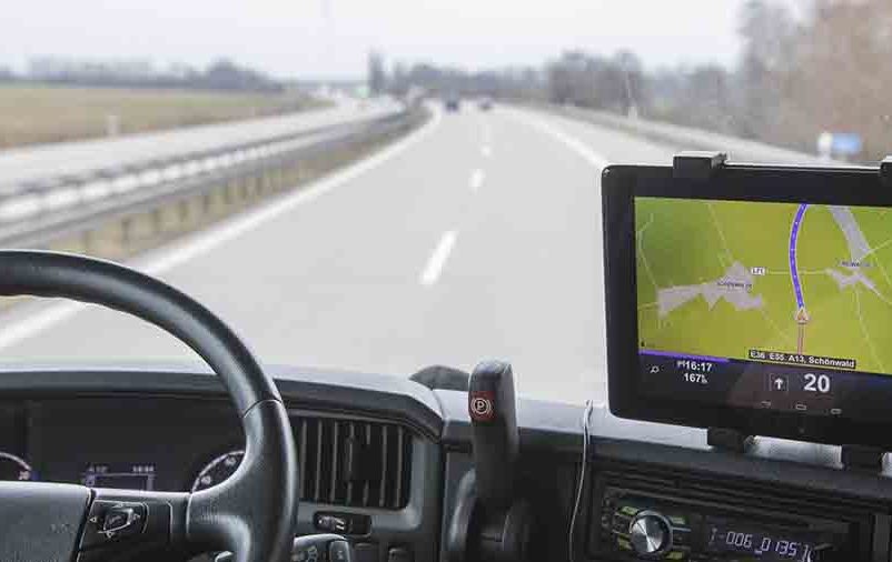 Aparelho GPS, que tem grande importância do GPS para motoristas de caminhão e transporte.